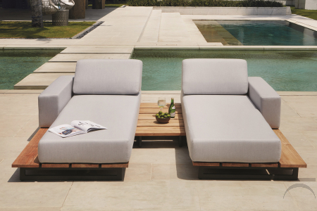 Chaise longue imbottite di design da bordo piscina con pianale in legno teak