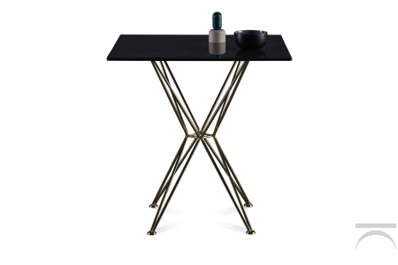 Tavolo quadrato Star con gambe in metallo cromo rame e piano in metallo nero assoluto.