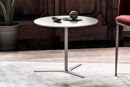Tavolino dal design semplice e lineare in cristallo