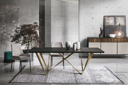 Tavolo dal design moderno con piano in legno impiallacciato e gambe in metallo in colore bronzo