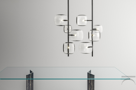 Lampada moderna e di design, caratterizzata da elementi in vetro dalla forma cubica arrotondata e struttura in metallo, in versione chandelier con 5 vetri. 