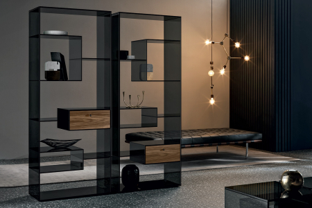 Libreria moderna in vetro con ripiani e base a specchio. Disponibile con optional cassetti.