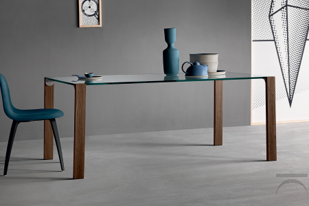 Tavolo moderno ed elegante rettangolare con top in ceramica calacatta arabescato e gambe in canna di fucile lucido.