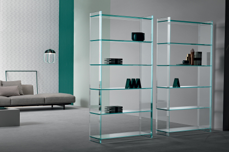 Libreria in vetro con sei ripiani, dal design semplice e versatile, caratterizzato da bordi con bisellatura.