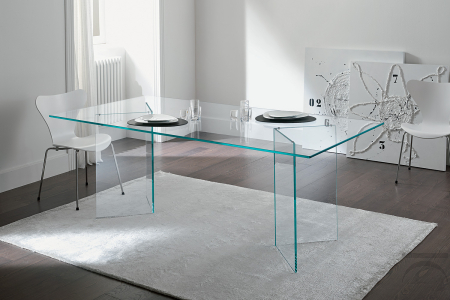 Tavolo moderno e di design realizzato interamente in vetro, che si caratterizza per i sostegni speculari.