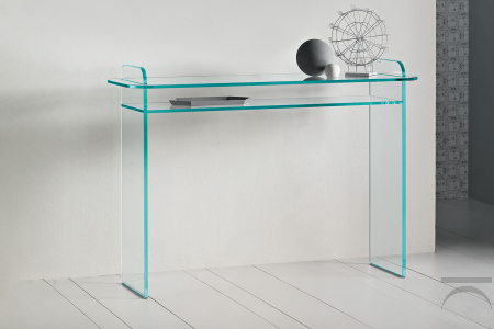 Consolle in vetro, moderna e dal design ricercato. Si caratterizza per i fianchi che intersecano il top e dagli angoli smussati. 