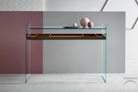 Consolle moderna dal design semplice e versatile in vetro, caratterizzato da una bisellatura dei bordi