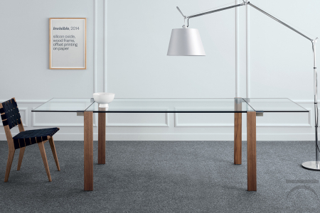 Tavolo moderno ed elegante con top in ceramica Noir Desir rettangolre e gambe in bronzo spazzolato. Allungabile con allunghi in vetro fumè.