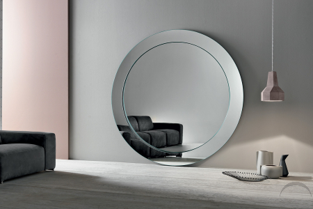 Specchio moderno ed elegante ovale. Si caratterizza per la particolare cornice inclinata ricavata da un'unica lastra. 