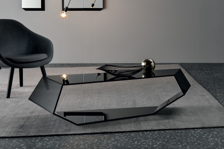 Modern coffee table with a refined design, in tempered smoked glass with continuous angles that give continuity and character to the furniture.
