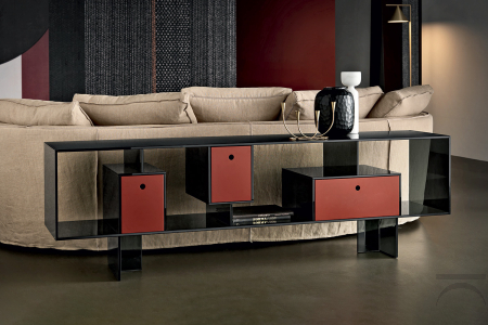 Credenza moderna in vetro con ripiani e optional cassetti.