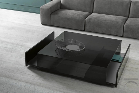 Mesa de centro baja y rectangular con un diseño moderno y funcional. La elegante tapa de cristal encierra cajones de madera con frente de espejo.
