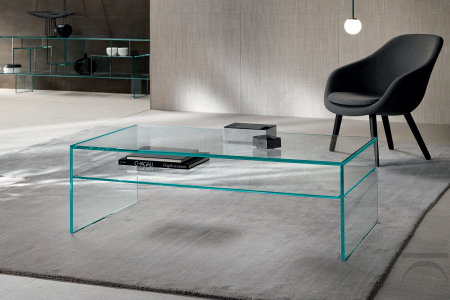 Sencilla y versátil mesa de centro rectangular con estante de cristal templado. 
