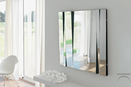 Specchio moderno e di design, che si caratterizza per per i diversi moduli inclinati che regalano dinamismo all'ambiente