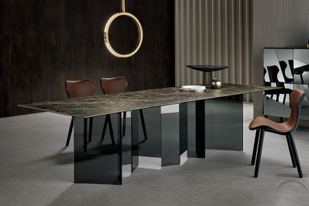 Tavolo elegante, caratterizzato dal design ricercato della base che è composta da piani verticali in vetro fumè e top in ceramica emperador.