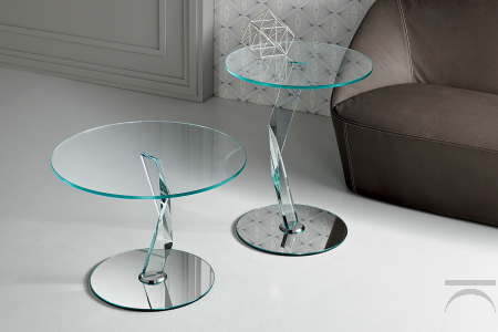 Coffee table for the living room with a modern and sculptural design, with round glass top and crystal bearing leg characterized by the lightning shape that together with the metal base and mirror gives brightness to the environment.