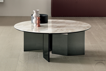 Moderna mesa de centro con base de cristal y tapa de cerámica.
