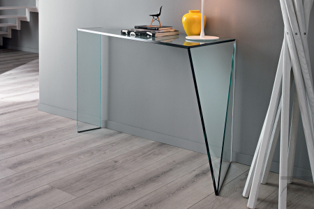Consolle moderna e di design in vetro, caratterizzata da un fianco irregolare composto da due lastre di vetro finemente tagliate con un taglio obliquo.