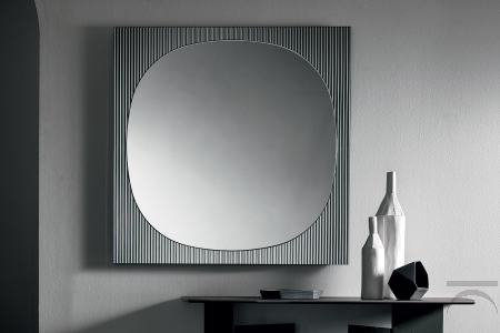 Specchio moderno e di design dagli angoli smussati, caratterizzato da una cornice squadrata realizzata dall'unione di uno specchio e di un vetro cannettato.
