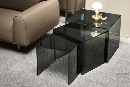 Tavolini quadrati impilabili in vetro, dal design moderno e minimalista.