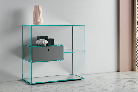 Particolare consolle moderna dal design lineare, caratterizzata dai diversi ripiani con possibilità di inserire un cassetto e dalla base a specchio.