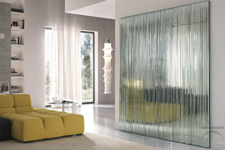 Specchio moderno e di design, composto da fasce di vetro, componibile per creare un'arredo personalizzato.