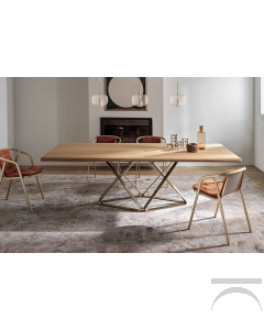 Tavolo di design da soggiorno con piano in legno massello noce e basamento a rombo in ottone anticato