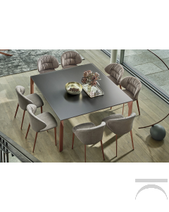 Tavolo quadrato di design da soggiorno con piano in cristallo opaco e gambe perimetrali in alluminio verniciato