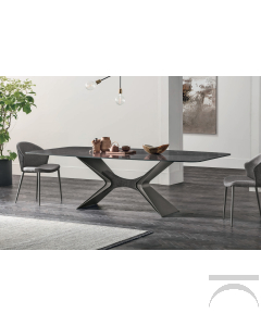 Tavolo di design da soggiorno con piano in ceramica lucida e basamento ad x in metallo con inserto in ecopelle
