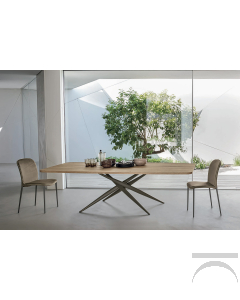 Tavolo di design con piano a botte in materico e basamento con gambe a spillo incrociate