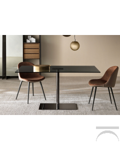 Tavolo moderno rotondo con top in vetro, sostegno in metallo per dare luce all'ambiente.