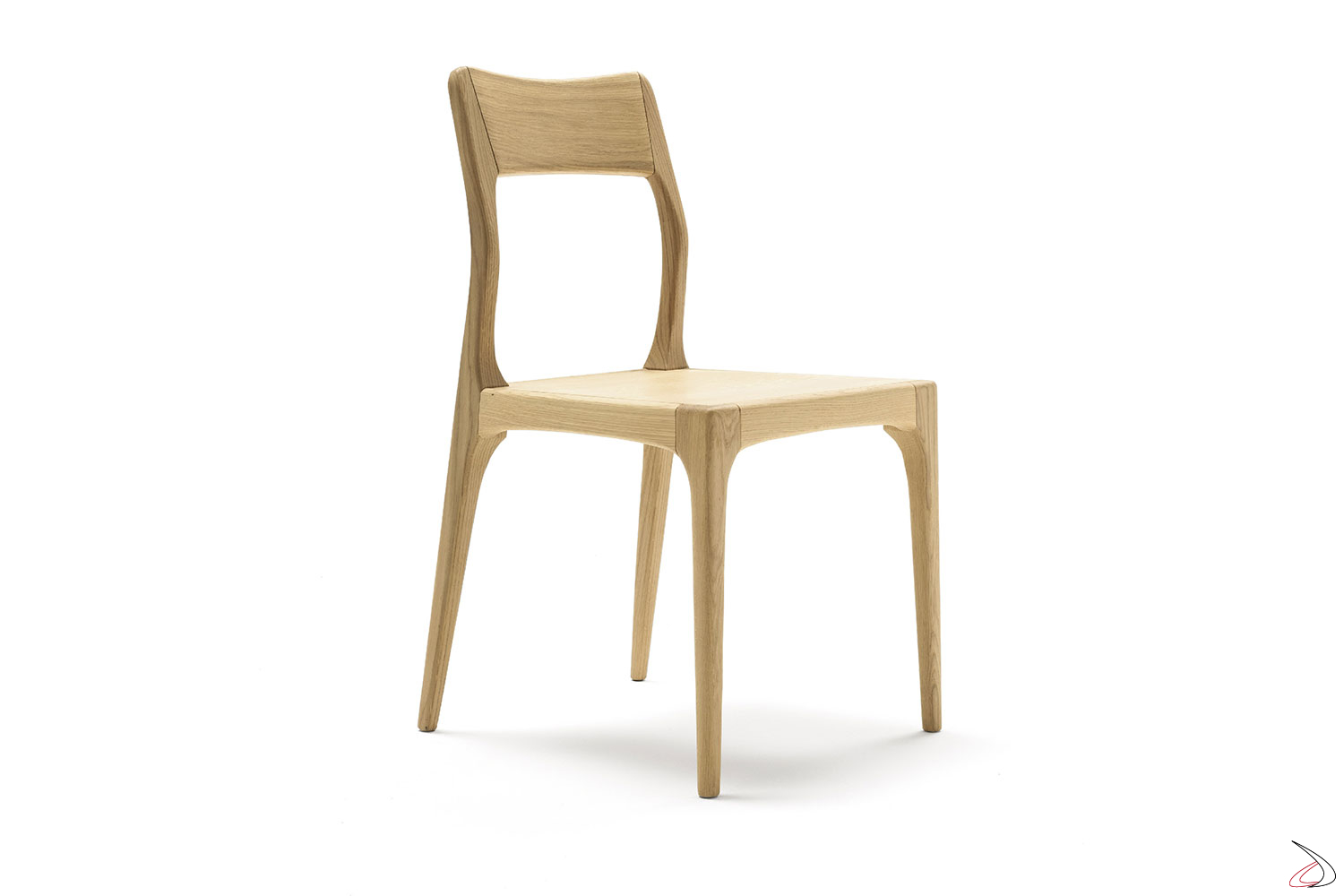 Classica sedia in legno rivisitata in chiave moderna, con delle leggere curvature nello schienale per ottimizzare il comfort. Disponibile in vari colori.