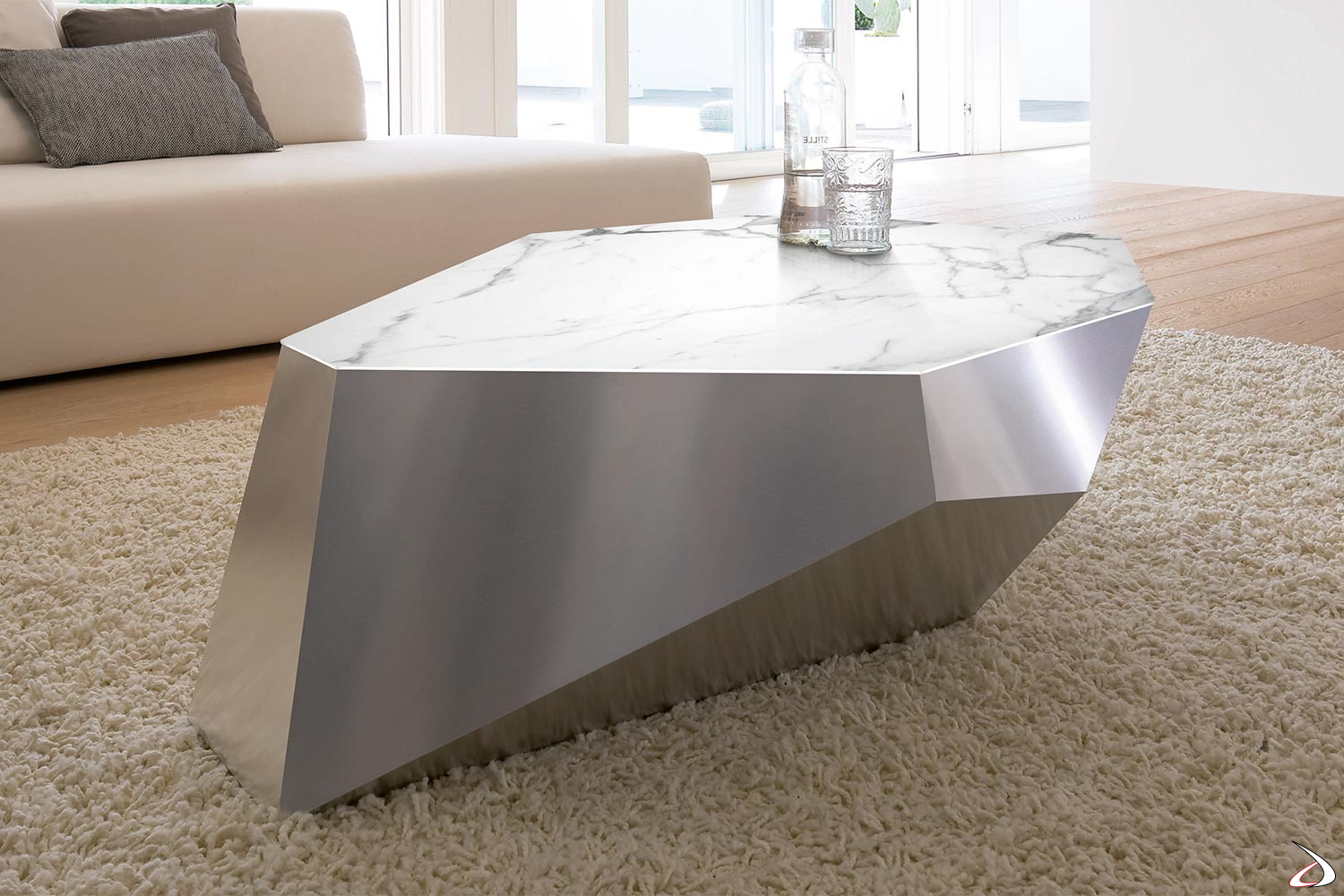 Tavolino sagomato di design in alluminio e ceramica Diamante