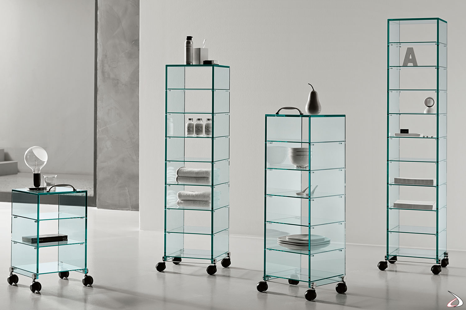 Moderne und minimalistische Vitrine komplett aus Glas mit Rädern. Erhältlich in verschiedenen Größen.