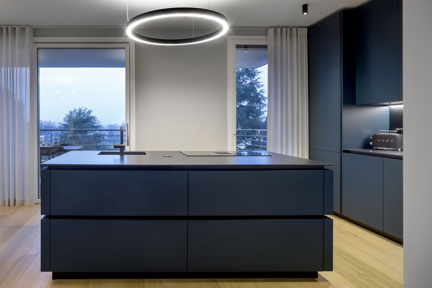 Soggiorno moderno con pavimento in rovere e pareti grigie
