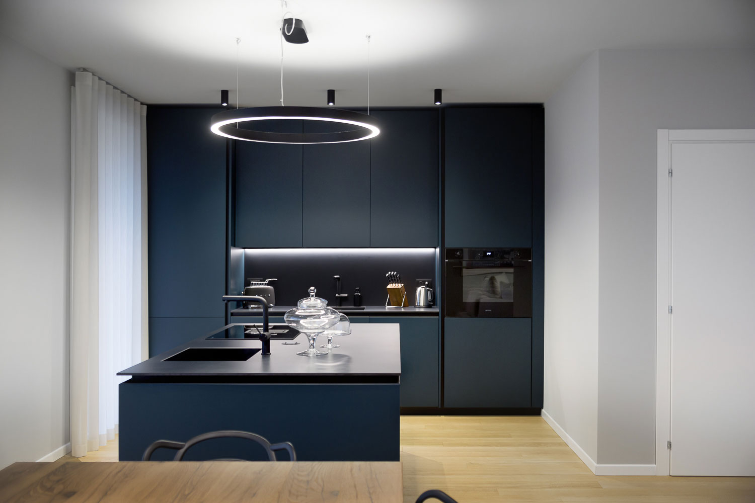 Cucina moderna con isola e doppio lavello in attico a Conegliano