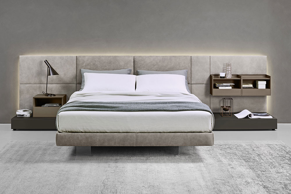 Cama con mesitas de noche diferentes
