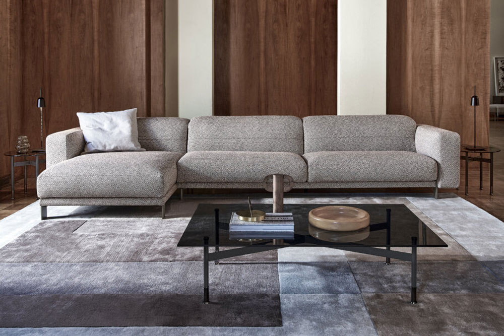 Sofá con chaise longue en salón con recorridos correctos