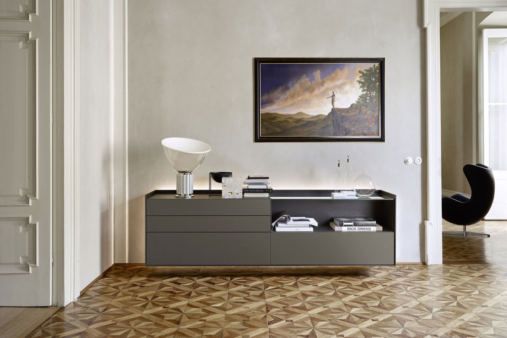 Aparador moderno en el salón con almacenaje y objetos decorativos