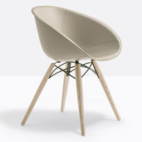 Silla con asiento de cuero tensado