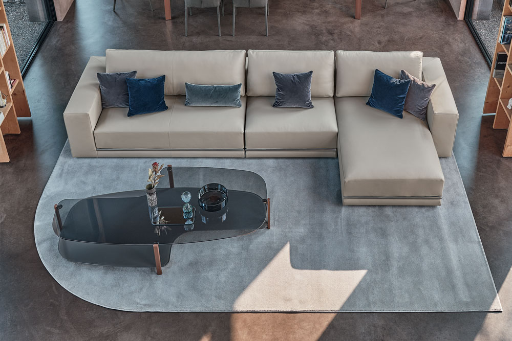 Wie man den richtigen Couchtisch auswählt: Beispiel mit passendem Tisch zum Sofa und komfortablen Laufwegen