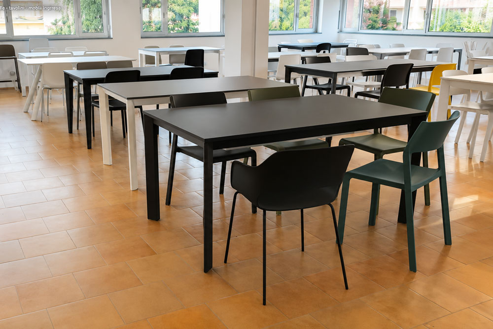 Showroom La Primavera con mesas consolas y muebles de recibidor