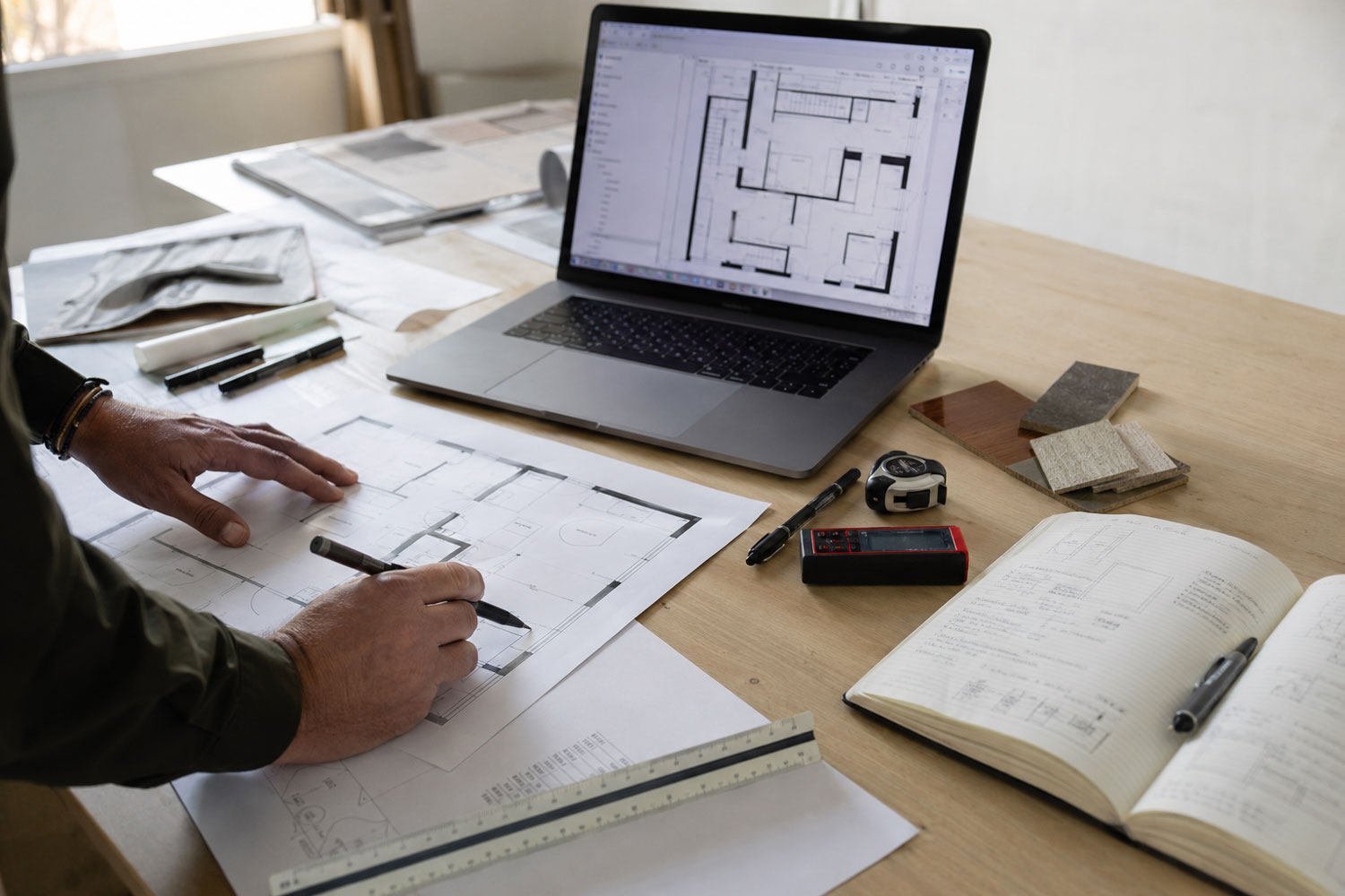 Architetto al tavolo di lavoro durante lo sviluppo di un progetto