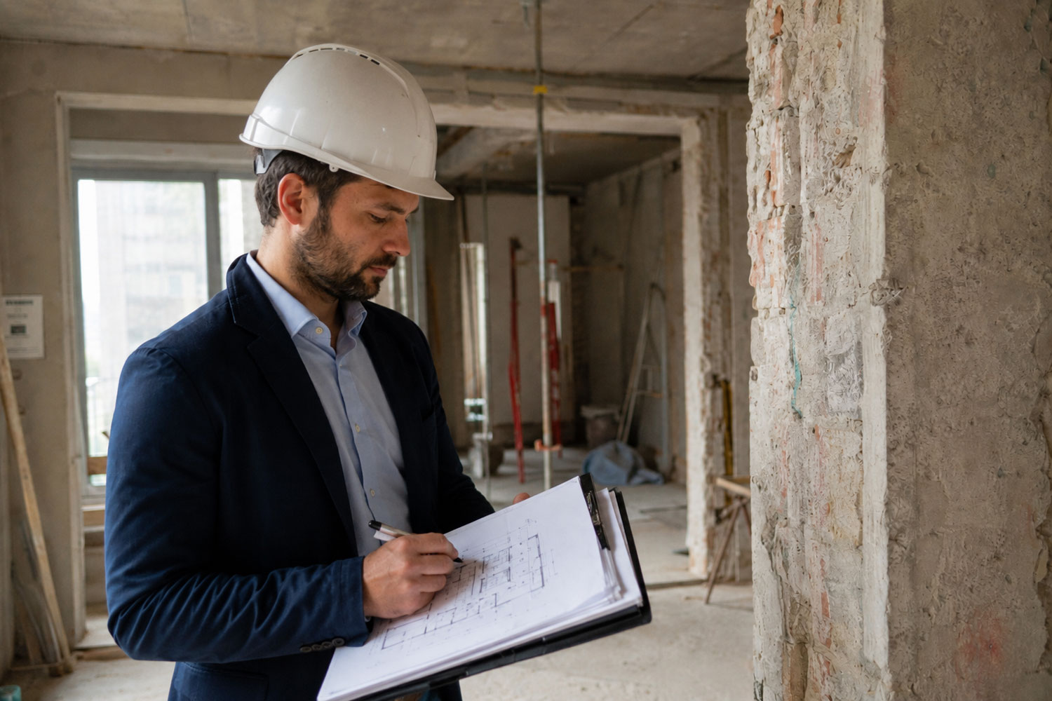 Architetto durante il confronto sul progetto di ristrutturazione in cantiere